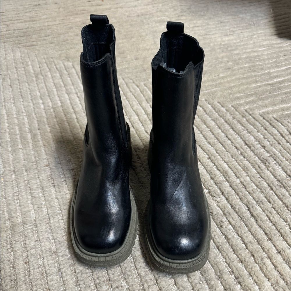 Vince Camuto Anikaa Black and Green Leather Boot Size 5.5